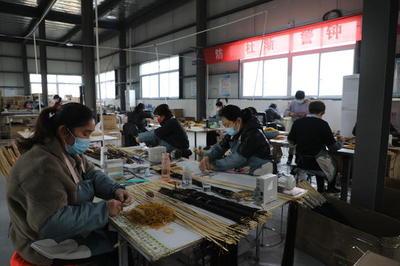 檔發(fā)產業(yè)與電子商務助力椹澗鄉(xiāng)水潮店村群眾就業(yè)增收